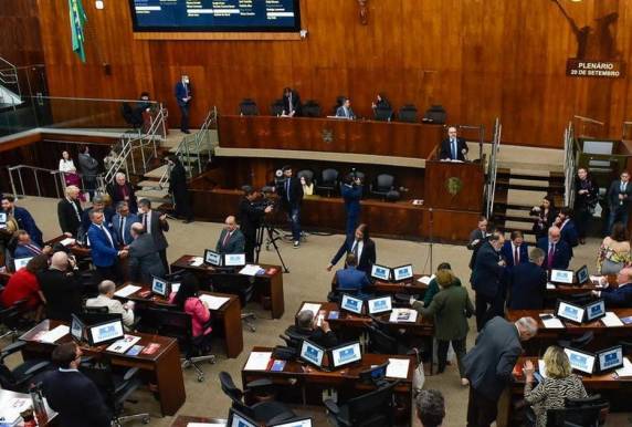 Movimento articula aprovação de projetos que eleva salários de deputados e garante aumento automático para MP, TJ, TCE e Defensoria