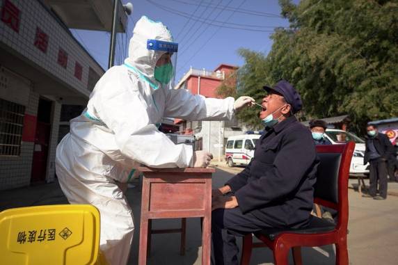 País tem baixa cobertura de terceira dose entre idosos, foca em vacinas de menor efetividade e sequer oferece quarta aplicação para os mais velhos