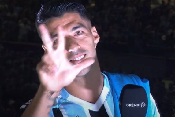 Centroavante uruguaio foi recepcionado com festa e presença de mais de 30 mil gremistas