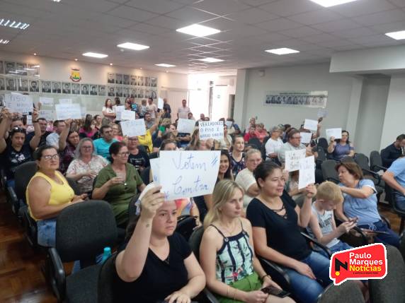 Votaram pela reprovação do projeto a vereadora Gilcéia Losekann, e os vereadores Maguila e Gerson Rodrigues (Progressistas), Diogo Wolf, Ernani Weimer e Alexandre Ott (PT), Eliane Fischer (PDT), João Mella (PTB) e Paulo Pereira (MDB)