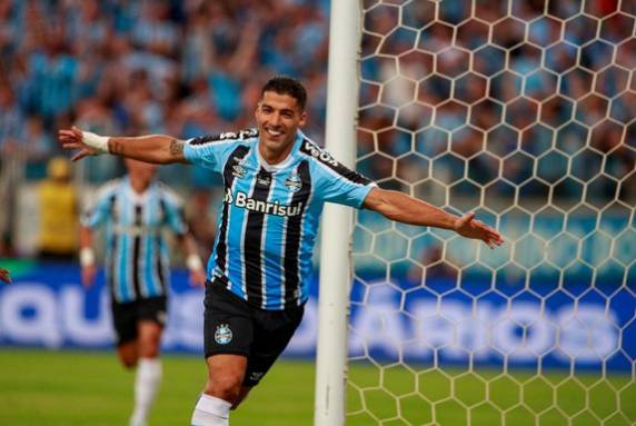 Além do hat-trick do uruguaio, Bitello fechou a conta na vitória por 4 a 1 na Arena