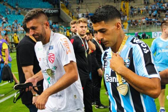 Centroavante estreou pelo Grêmio marcando três gols na Recopa