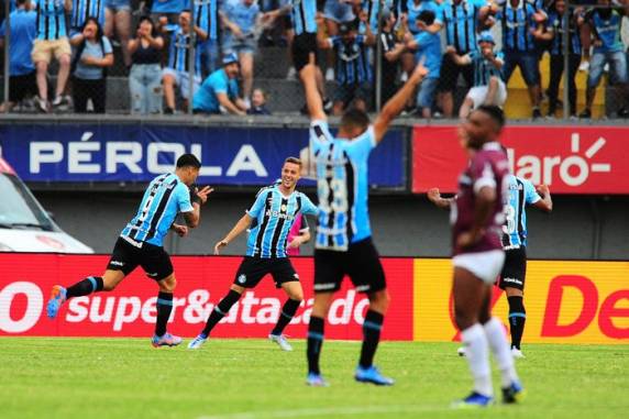 Time da Serra saiu na frente com Peninha, Bitello empatou a partida e o atacante uruguaio virou para o Tricolor