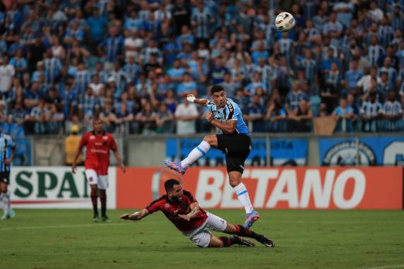Em partida truncada, uruguaio marcou o gol da vitória aos 44 do segundo tempo