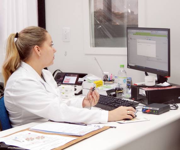 No total, 869 aparelhos auditivos foram dispensados via SUS