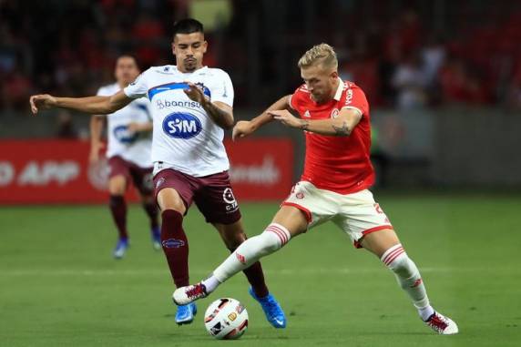 Pedro Henrique e Alemão marcaram os gols colorados no jogo, e Wesley fez os dois da equipe da Serra