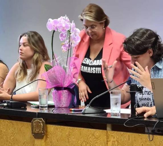 Cinco parlamentares de diferentes cidades que receberam email com ameaças participaram de sessão na Câmara Municipal de Florianópolis. Nesta quinta, elas participaram de ato de solidariedade em Florianópolis.