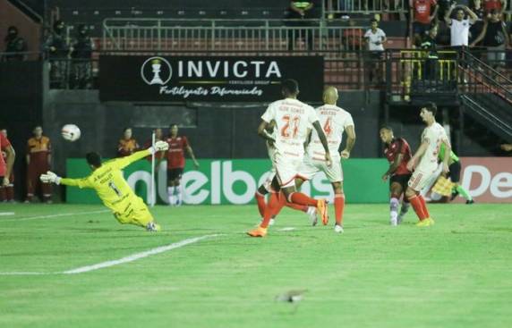 Primeiro triunfo fora de casa devolveu a segunda colocação ao time colorado