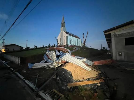 Fenômeno atingiu a cidade de São João do Itaperiú, no Vale do Itajaí, no domingo. Não há informações sobre feridos.