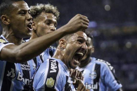 Tricolor contou com gol do uruguaio e de Vina para bater o Colorado, que marcou com Alan Patrick