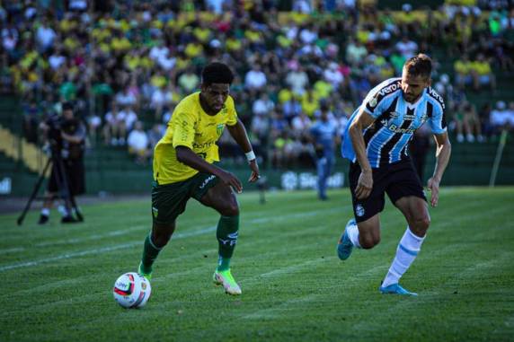 Tricolor encerrou a primeira fase na liderança, com 29 pontos; Canarinho ficou no quarto lugar, com 18