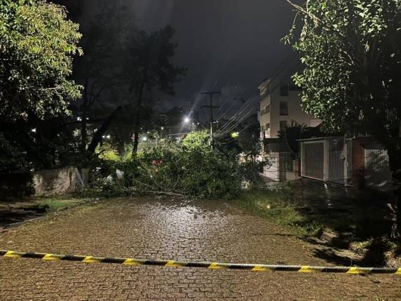 Por volta das 22h desta quarta-feira, área de concessão da RGE tinha 52 mil pontos desabastecidos; há interrupções no trânsito da Capital na manhã desta quinta-feira