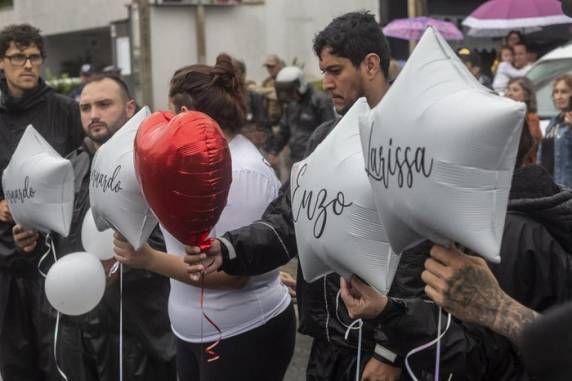 Cerca de 250 motoboys se reúnem em memória das crianças assassinadas na última quarta-feira