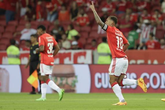 Colorado perdeu pênalti, saiu atrás no placar e foi vaiado; porém, conseguiu marcar duas vezes e ganhar por 2 a 1