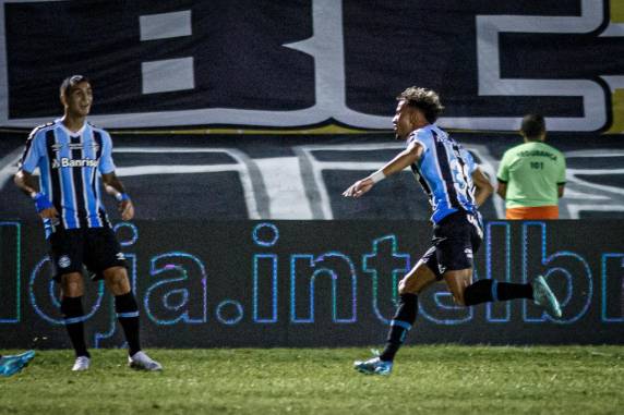 Mesmo desfalcado, Tricolor ganhou por 2 a 0, em Natal, e ficou mais perto das oitavas