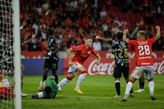 Centroavante marcou o gol da vitória aos 46 do segundo tempo
