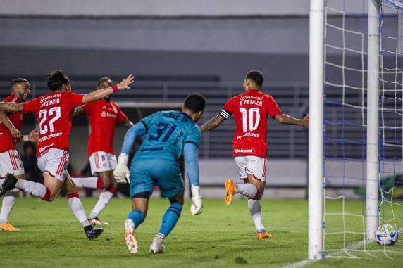 Colorado tinha a vantagem, mas viu o time de Alagoas devolver o placar no Estádio Rei Pelé, levando a definição para as penalidades máximas