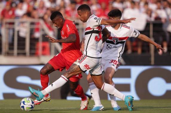 Time colorado teve força máxima em campo, no domingo, mas foi superado pelos donos da casa