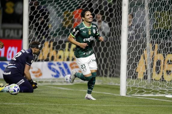 Com mudança de esquema e volta de lesionados, Tricolor foi facilmente batido em São Paulo