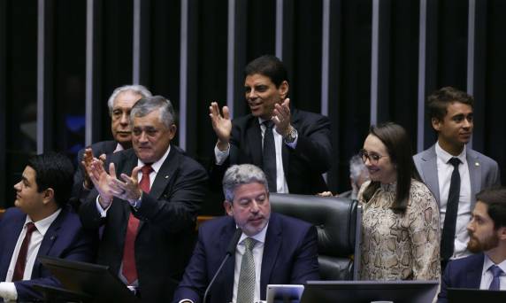 No total, 367 deputados votaram a favor e 102, contra