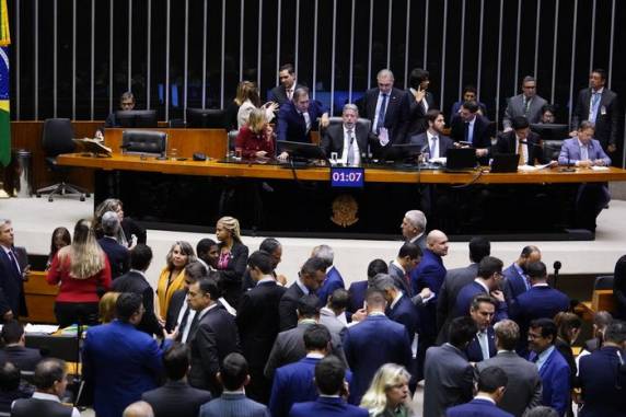 Projeto de lei complementar, que precisava de 257 votos a favor, passou com placar de 372 a 108