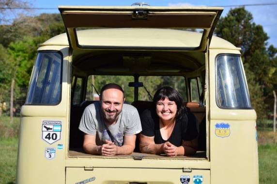 Bruna e Felipe constroem na garagem aquele que será seu lar durante três anos na estrada