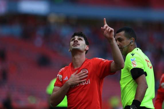 Colorado contou com gols de Johnny e Wanderson para ganhar em casa e chegar aos 10 pontos