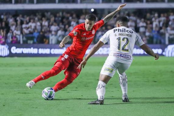 Colorado saiu na frente logo aos dois minutos, com Luiz Adriano, mas viu o Peixe igualar o placar com Lucas Lima