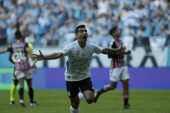 Time paulista abriu o placar com Calleri, mas o Tricolor virou com Cristaldo e Reinaldo