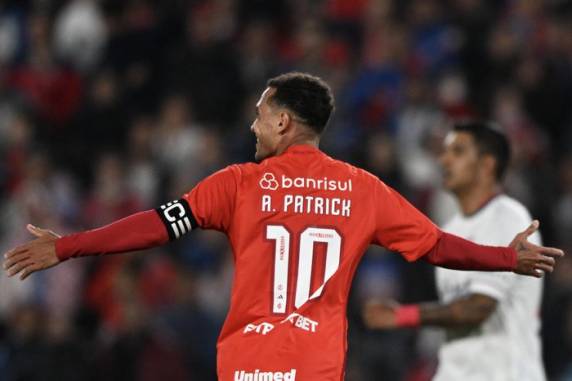 Em Montevidéu, Colorado saiu ganhando, mas cedeu o 1 a 1 nos minutos finais