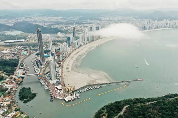 Trecho 'engolido' pelo mar, segundo a prefeitura, já era previsto durante o projeto. No entanto, para conter ainda mais o avanço, uma obra de contenção será feita no espaço.