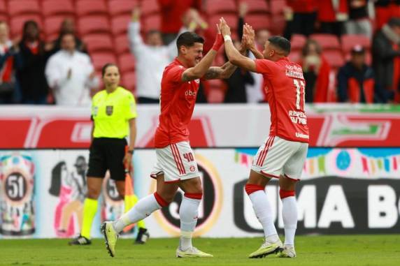 Colorado contou com gols de Wanderson e Rômulo para fazer 2 a 1 e subir para o 10º lugar