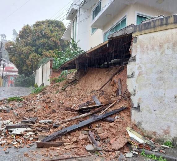 Chance de ocorrências por conta da chuva varia entre 'alta' e 'muito alta' em diferentes áreas do Estado. Precipitação persiste até sexta, principalmente nas regiões litorâneas.