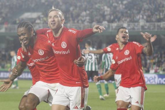 Colorado ganhou por 1 a 0, gol de pênalti de Pedro Henrique, e subiu para o oitavo lugar