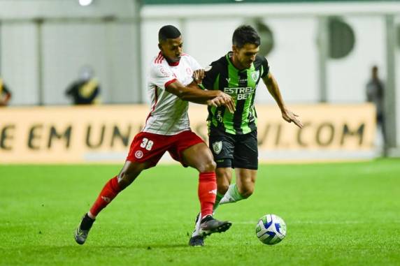 Colorado contou com gols de Jean Dias e Alemão para fazer 2 a 1 e chegar aos 20 pontos na tabela
