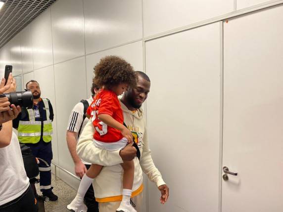 Atacante equatoriano chegou na cidade na madrugada desta segunda-feira