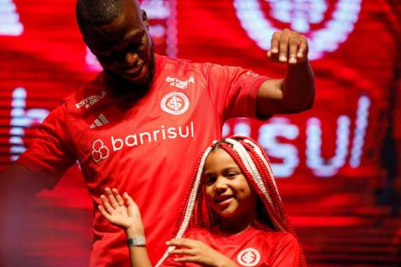 Evento ocorre no Gigantinho com cerca de 10 mil colorados presentes