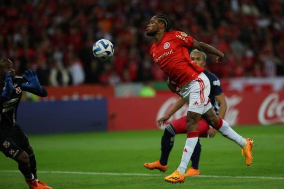 Colorado ganhou por 3 a 1, gols de Mauricio e Luiz Adriano (2), e se classificou como líder do Grupo B