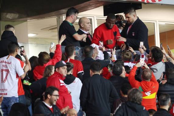 Colorado ganhou por 3 a 1, gols de Mauricio e Luiz Adriano (2), e se classificou como líder do Grupo B