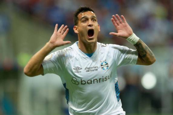 Gol de Gustavo Martins, nos acréscimos após assistência de Ferreira, garantiu a vitória gremista