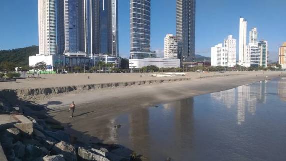 Fenômeno ficou aparente na Barra Sul com maré baixa. Prefeitura diz que ponto naturalmente sofre com erosões pelo impacto da direção dos ventos e do molhe.