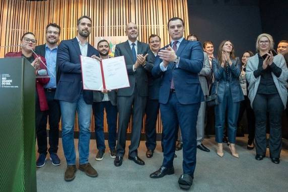 Ato ocorre poucas horas depois de o presidente do Tribunal de Contas do Estado (TCE), Alexandre Postal, liberar a assinatura do documento