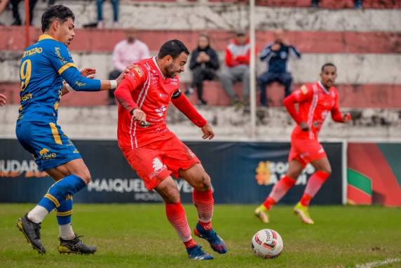 Preços foram cobrados na partida entre Internacional de Santa Maria e Pelotas, realizada neste domingo (9). Decisão determina que o clube pague R$ 50 mil por hora em que a prática de preços iguais não seja posta em prática