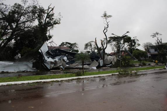 Ventania atingiu o município por volta das 14h30min desta quarta-feira (12) e deixou rastro de destruição