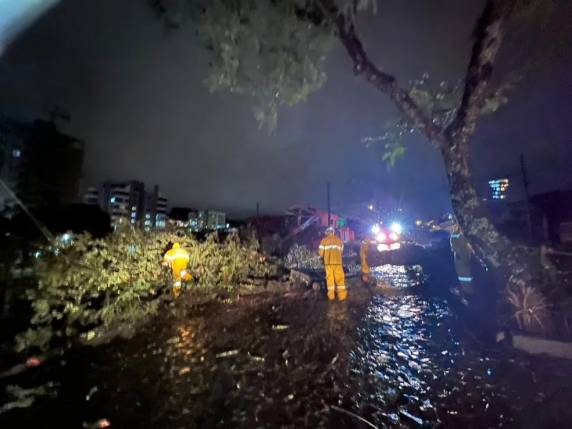 Mais de 80 cidades relataram estragos e prejuízos até a noite de quinta-feira. Um homem morreu e duas pessoas ficaram feridas.