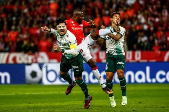 Time colorado teve boas chances no primeiro tempo, mas 0 a 0 contou com boa atuação do goleiro John