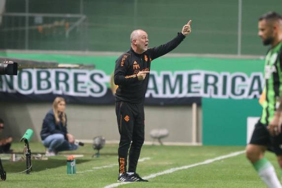 Clube anunciou saída do treinador nesta segunda-feira (17)