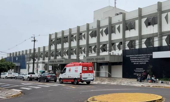 Polícia afirmou que vai abrir inquérito para apurar polêmica. Hospital afastou funcionários envolvidos no caso.