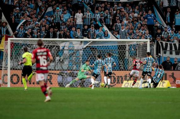 Tricolor levou 2 a 0 na Arena; gols foram de Gabigol e Thiago Maia