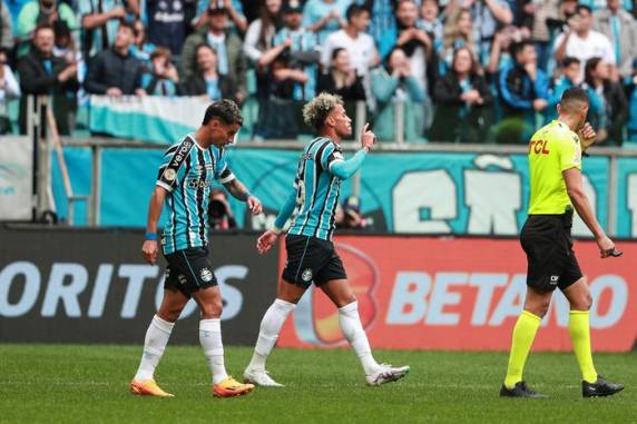 Bitello e Ferreira garantiram os três pontos em jogo que marcou estreias e retornos no Tricolor